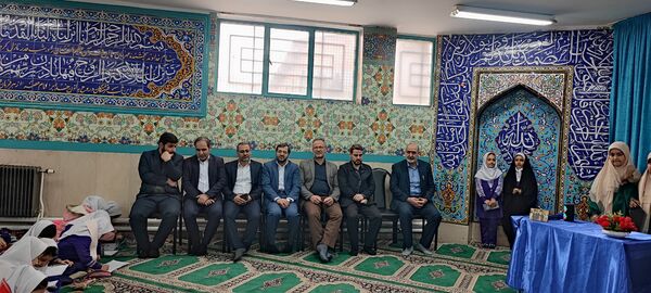 تقسیم مهربانی ها در روز نیکوکاری با حضور مسئولین در مدارس ملارد 
