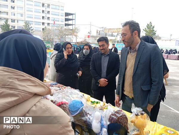 بازارچه کسب و کار دانش آموزی در دبیرستان افشار نژاد ناحیه پنج مشهد