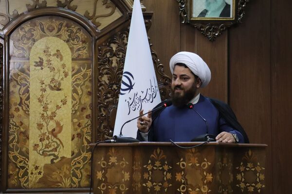 رونمایی کتاب «سه کبوتر حدادان» دانش‌آموز تبریزی