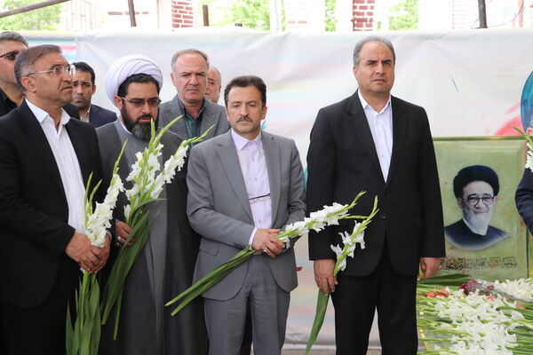 گرامیداشت مقام معلم با غبارروبی و عطرافشانی مزار شهدای فرهنگی