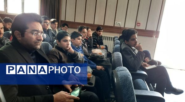 اولین نشست روسای تشکل‌های دانش‌آموزی مدارس سمپاد استان در دبیرستان فرزانگان ۲دوره دوم ناحیه۷ مشهد 