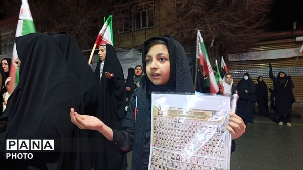 دهه نودی‌ها در زیر چتر انقلاب 