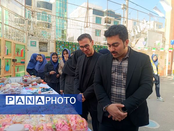 برپایی بازارچه دانش آموزی در دبیرستان دکتر جواد حداد۲ 