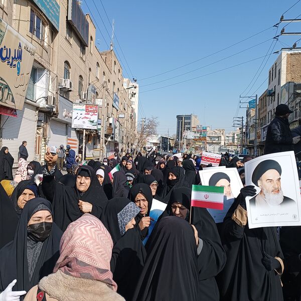 مردم غیور ملارد با حضور پرشور خود در راهپیمایی ۲۲ بهمن، ثابت کردند که همچنان پای انقلاب اسلامی ایستاده‌اند.