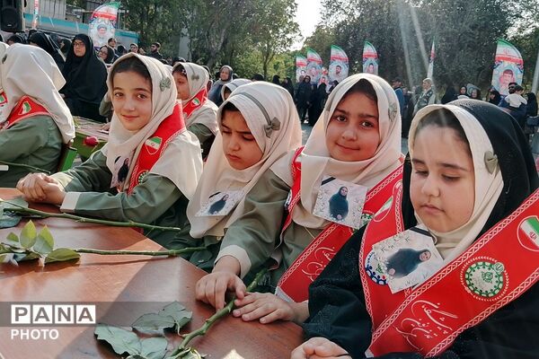 مراسم یادبود آموزگار دبستان نیلوفر رفیعی ناحیه دو شهرری با حضور پیشتازان سازمان دانش‌آموزی 