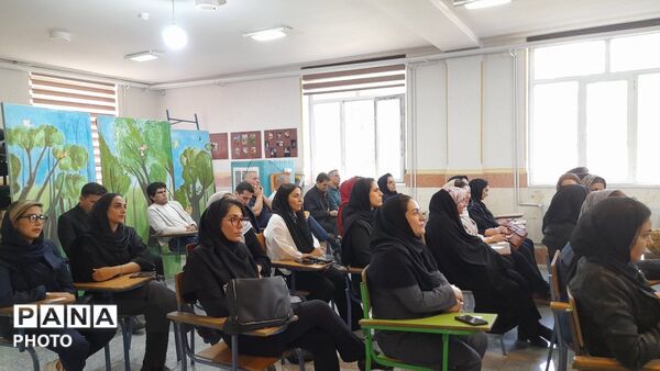 انتخابات انجمن اولیا و مربیان در دبیرستان فرزانگان الیگودرز