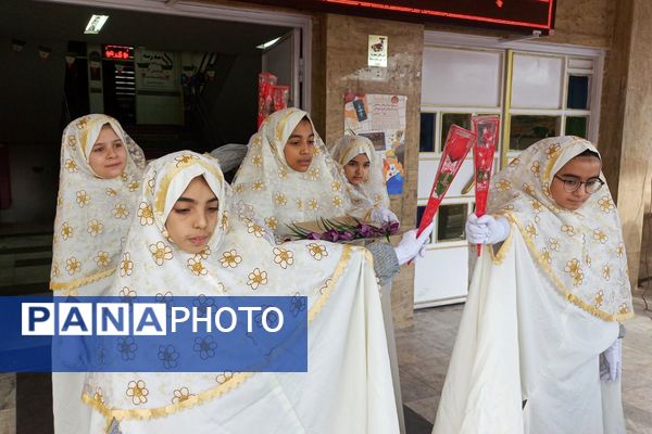 هم صدایی نسل آینده با انقلاب در مدرسه کودک مسلمان قرچک