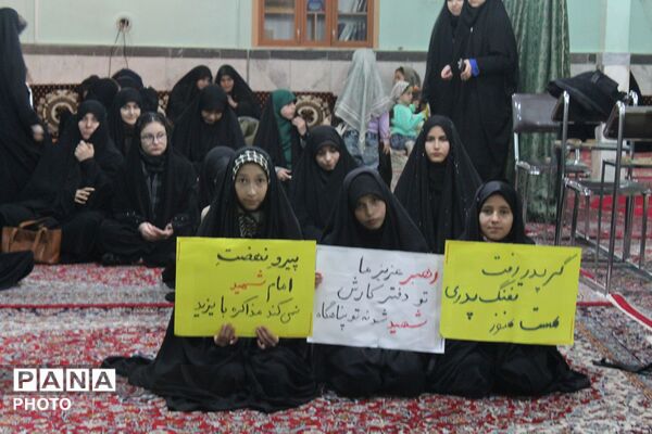 تجمع مردم ولایتمدار شهرستان فاروج بعد از اذان مغرب در میدان مرکزی شهر 