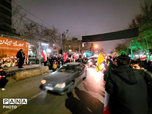 اجتماع دانش‌آموزان و فرهنگیان در هنرستان قندی