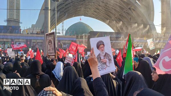 حضور فرهنگیان در آیین وداع با پیکر مطهر رهبر شهید در مصلی تهران 