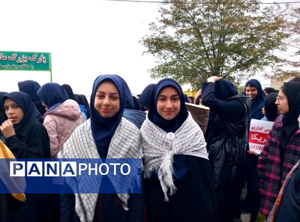 حضور دانش‌آموزان زنجانی در راهپیمایی روز ۱۳ آبان 