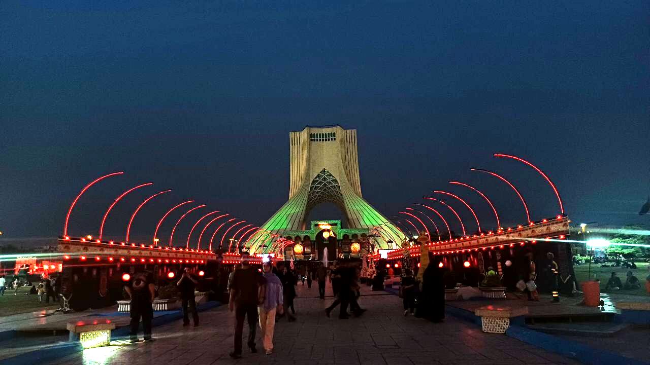 شکوه سوگ در میدان آزادی