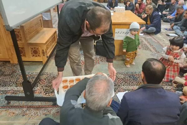 آموزش قرآن به افراد کم سواد یا بی سواد در مسجد آل یاسین 