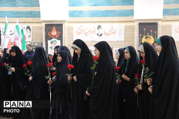 وقتی مزار معلم شهید، تخته‌ عشق و ایمان می‌شود
