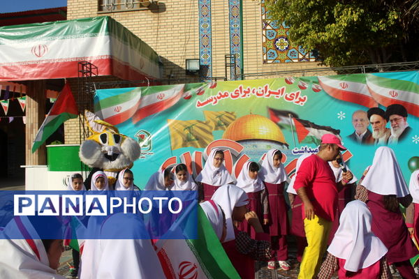جشن روز دانش‌آموز در دبستان امید انقلاب بوشهر