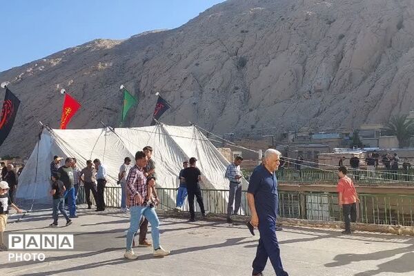 آیین سنتی برپایی خیمه عاشورایی در زرقان