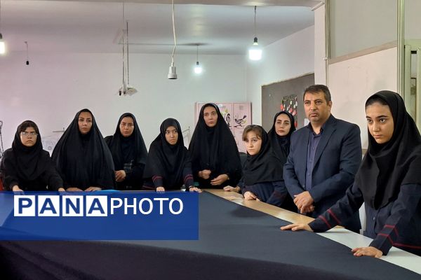 هنرستانی‌ها در نقش تولید کننده، دوخت لباس فرم دانش‌آموزان به دست هنرستانی‌های قدس