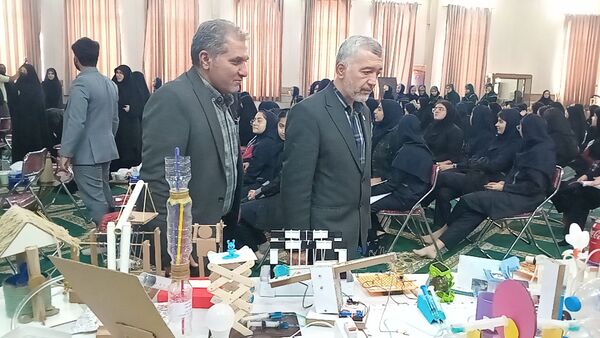 دختران شاهد قفلی خلاقیت خود را در نمایشگاه پژوهش به نمایش گذاشتند