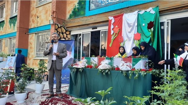 وداع دانش‌آموزان دبیرستان فرهنگیان ناحیه ۷ با شهید گمنام 