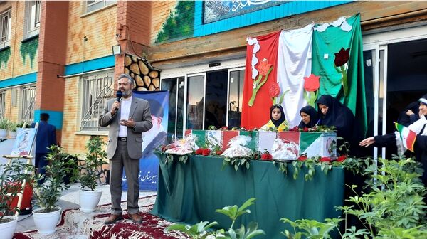 وداع دانش‌آموزان دبیرستان فرهنگیان ناحیه ۷ با شهید گمنام 
