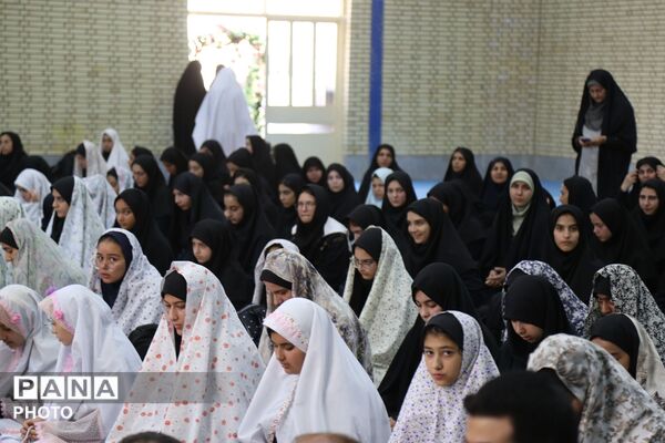 آیین استانی نواختن زنگ نماز در دبیرستان دخترانه آسیه ناحیه یک اردبیل