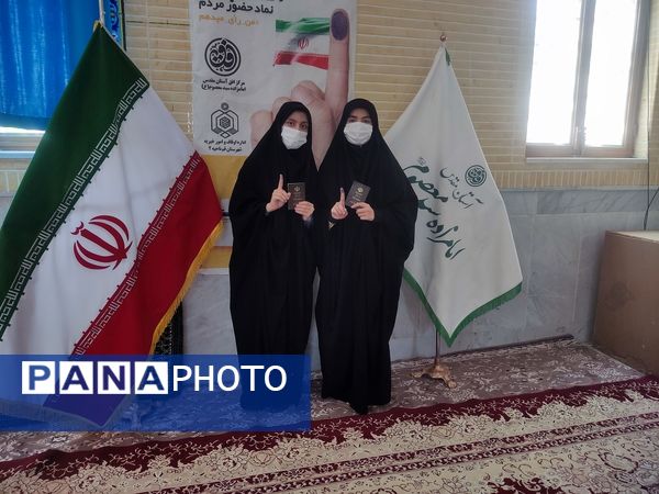 جلوه‌هایی از حضور نوجوانان قمی در شعبه‌های اخذ رای -1