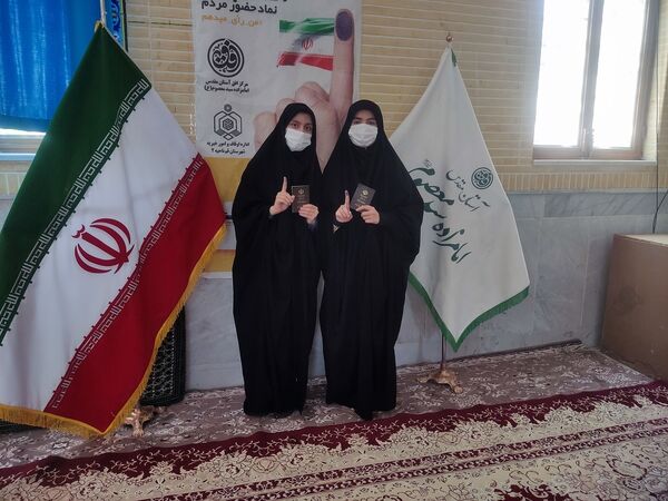 جلوه‌هایی از حضور نوجوانان قمی در شعبه‌های اخذ رای -1