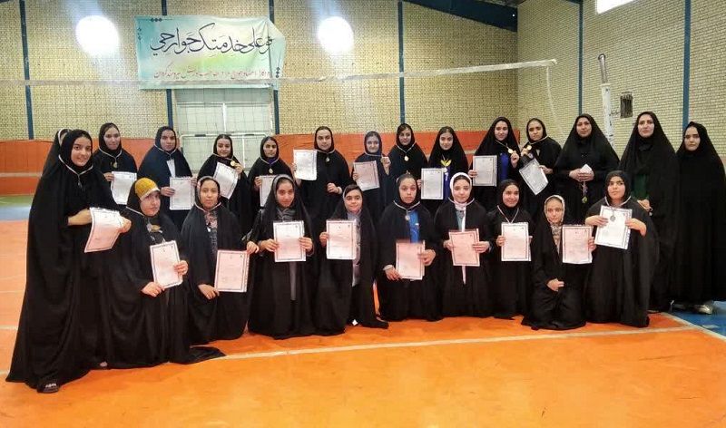 تقدیر از برگزیدگان مسابقات والیبال جام شهیده نرگس کمایی در قم

