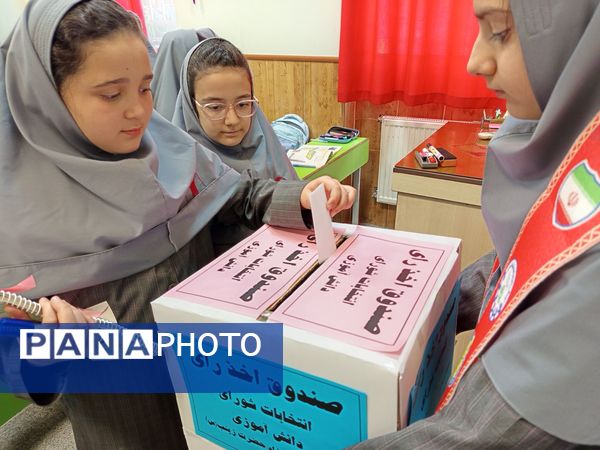 هیجان انتخابات شورای دانش‌آموزی در دبیرستان مصلی نژاد حضرت زینب