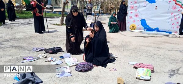 نمایش دانش‌آموزان دختر در سوگ شهدای میناب