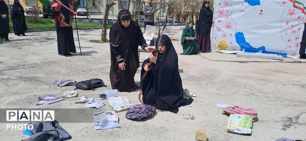 نمایش دانش‌آموزان دختر در سوگ شهدای میناب