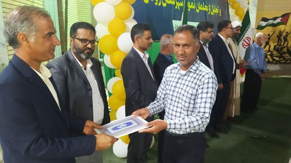 پاسداشت فرهنگیان و تقدیر از برترین‌های رودانی