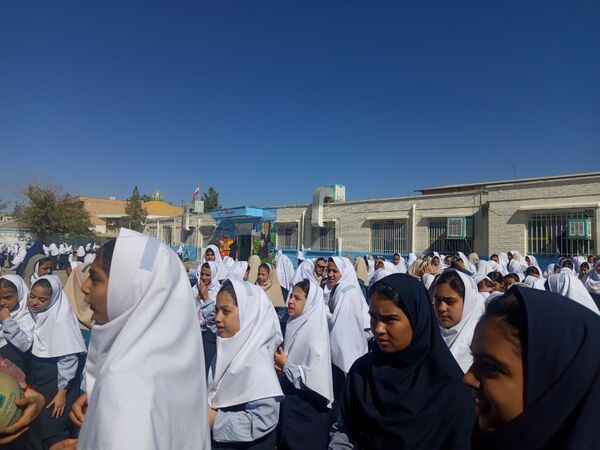 روزی شاد در دبستان سمیه کاشمر