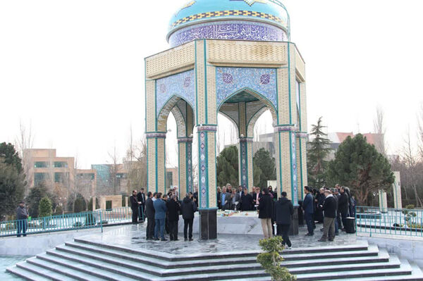 آیین گلباران مزار شهدا و غرس نهال به یاد شهدا در دانشگاه آزاد واحد کرج
