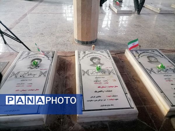 نمایشگاه شهدایی وروایتگری راوی دفاع مقدس در گلزار شهدای شهر بار نیشابور 