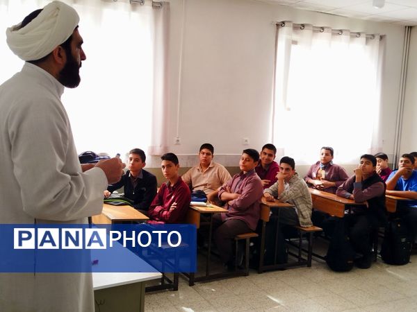 هدایت تحصیلی دانش‌آموزان در دبیرستان میثاق با حضور مشاور مدرسه 