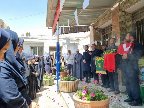 پرچم گردانی حرم مطهر امام رضا (ع) در دبیرستان دخترانه خدیجه کبری (س) ناحیه۴ اصفهان