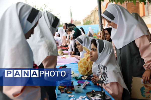 بازدید مدیر آموزش و پرورش اسلامشهر از بازارچه خیریه دبستان شاهد فاطمه زهرا(س)