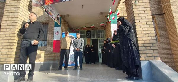 تقدیر از برگزیدگان کشوری جشنواره نوجوان خوارزمی در دبیرستان حضرت معصومه(س) شهر جعفریه