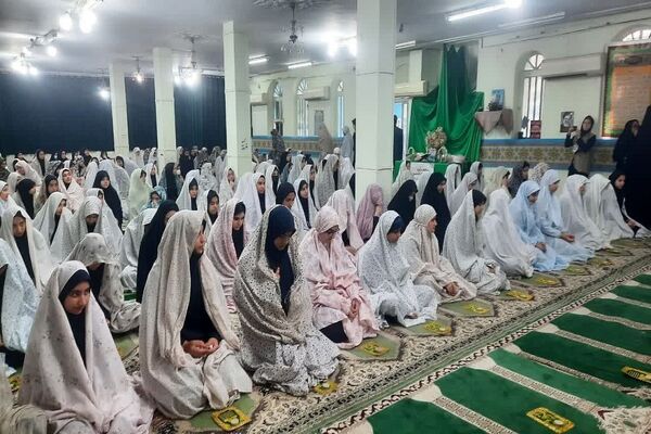 اقامه نماز جماعت در دبیرستان دخترانه حضرت زهرا(س) اهواز