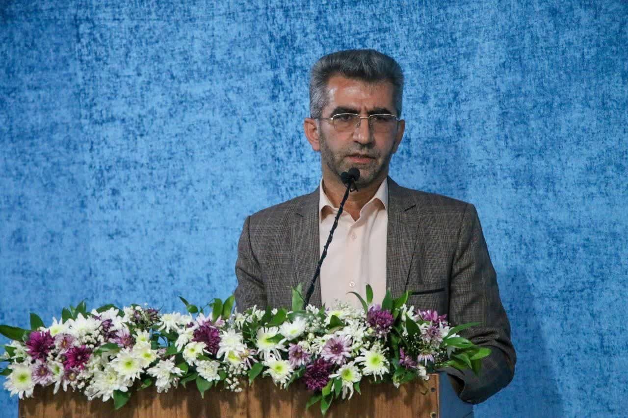 معلم دانه دانایی را در وجود دانش‌آموز می‌کارد