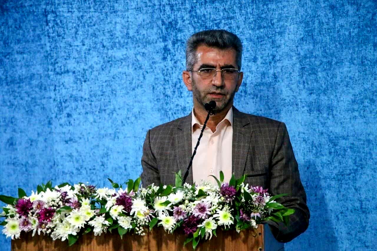 معلم دانه دانایی را در وجود دانش‌آموز می‌کارد