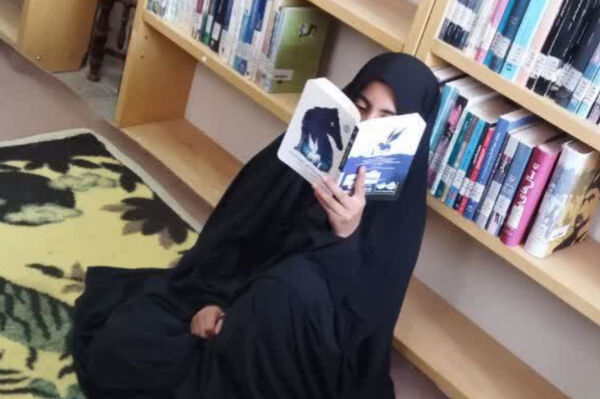 بازدید دانش‌آموزان مدرسه‌ حضرت زهرا (س) نیر از کتابخانه در هفته‌ کتاب 
