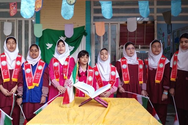 صبحی پرشور و نشاط در مدرسه غیردولتی مریم با اجرای گروه پیشتازان