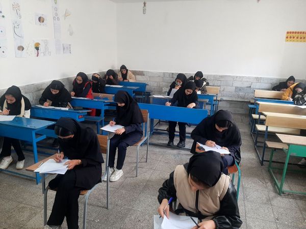 امتحانات نوبت اول دانش آموزان دبیرستان نیایش شهرستان باخرز