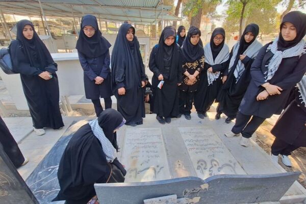 حضور دانش آموزان دبیرستان حجاب ناحیه یک شهرری در گلزار شهدا