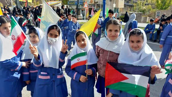 راهپیمایی یوم الله ۱۳ آبان در بلده مازندران
