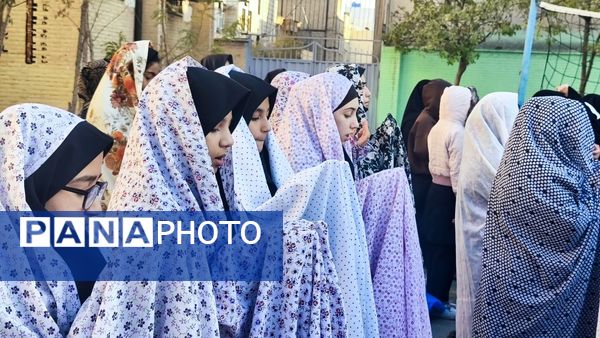 نماز جماعت باران در آموزشگاه شهید فتحی‌پور ناحیه یک شهرستان بهارستان