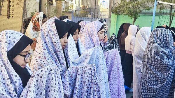 نماز جماعت باران در آموزشگاه شهید فتحی‌پور ناحیه یک شهرستان بهارستان