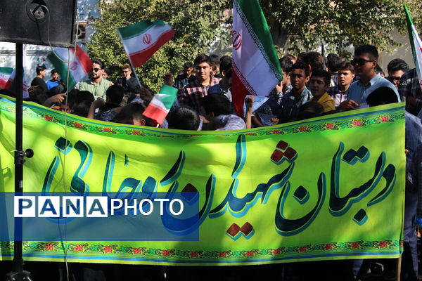 همگام با نسل انقلابی در راهپیمایی ۱۳ آبان شهرستان سروستان